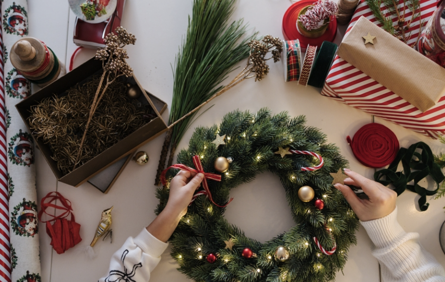 How Should Retailers Decide Which Christmas Garlands and Wreaths to Reorder?